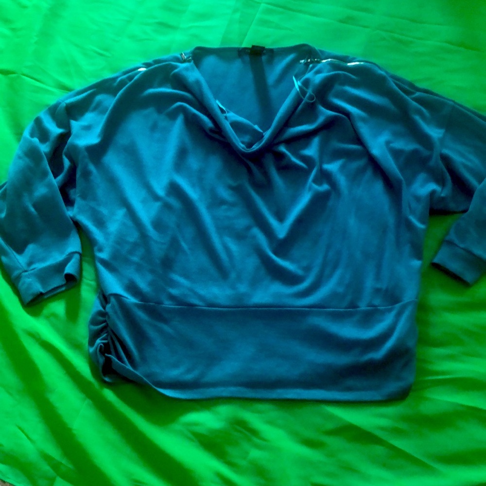 Beautiful top with zipper shoulders